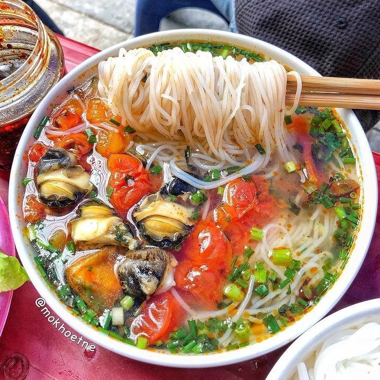 Try a bowl of hanoi snail rice noodle