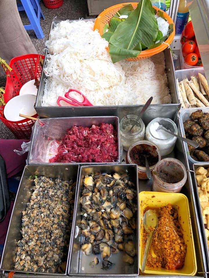 Try a bowl of hanoi snail rice noodle