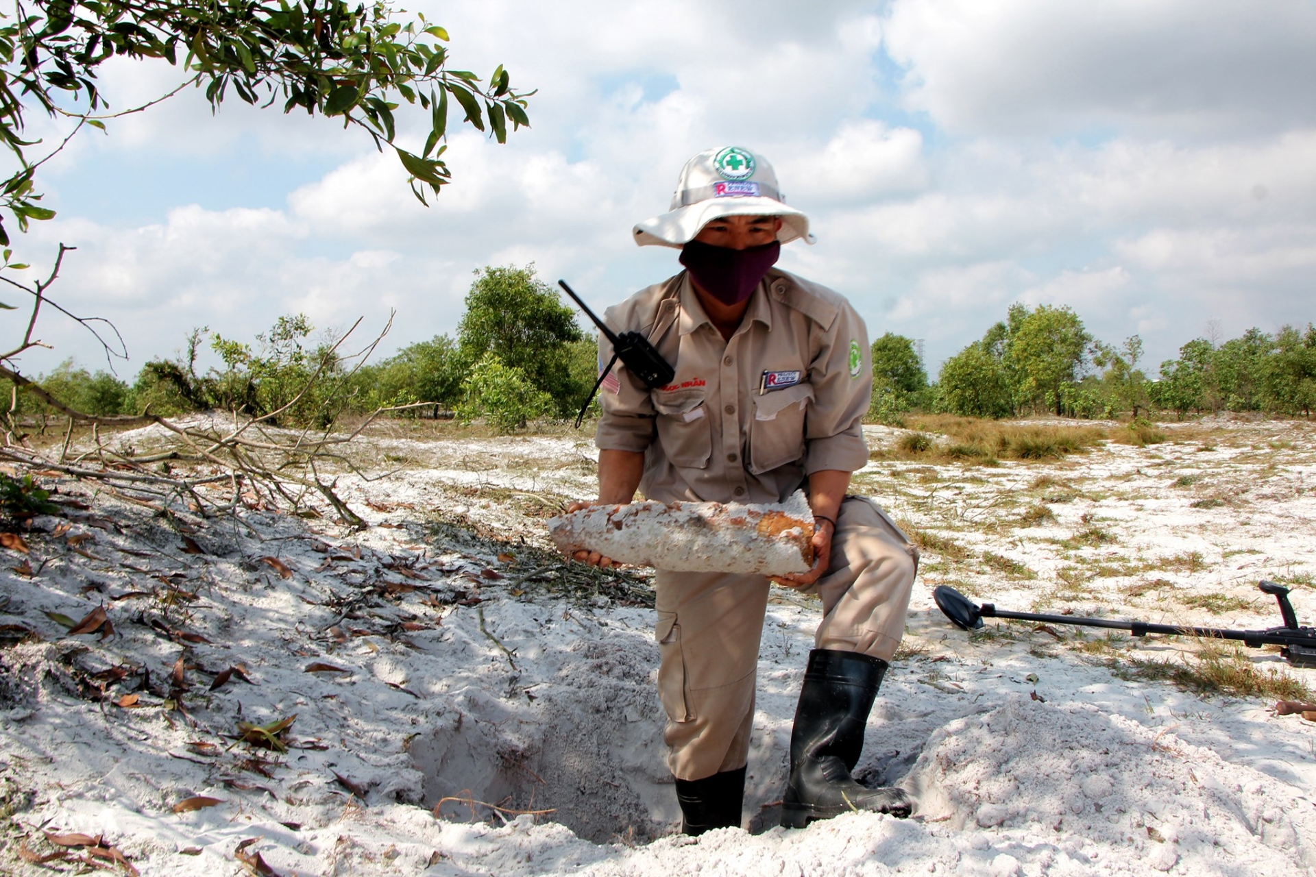 Safe detonations of high explosive and white phosphorous munitions