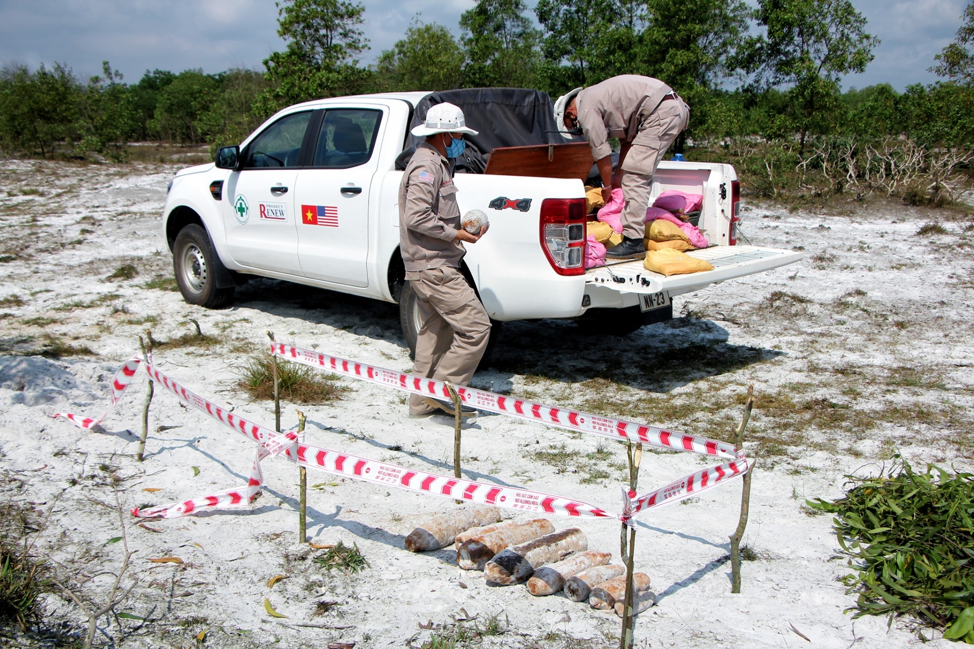 Safe detonations of high explosive and white phosphorous munitions