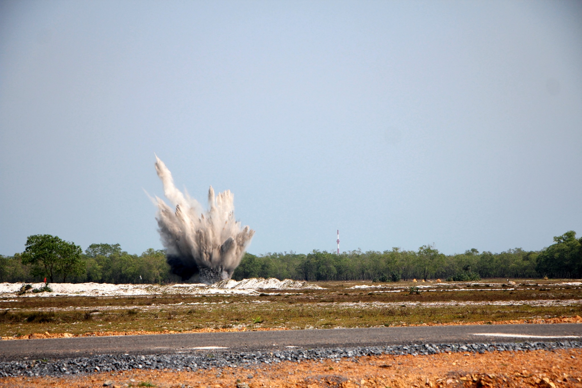 Safe detonations of high explosive and white phosphorous munitions