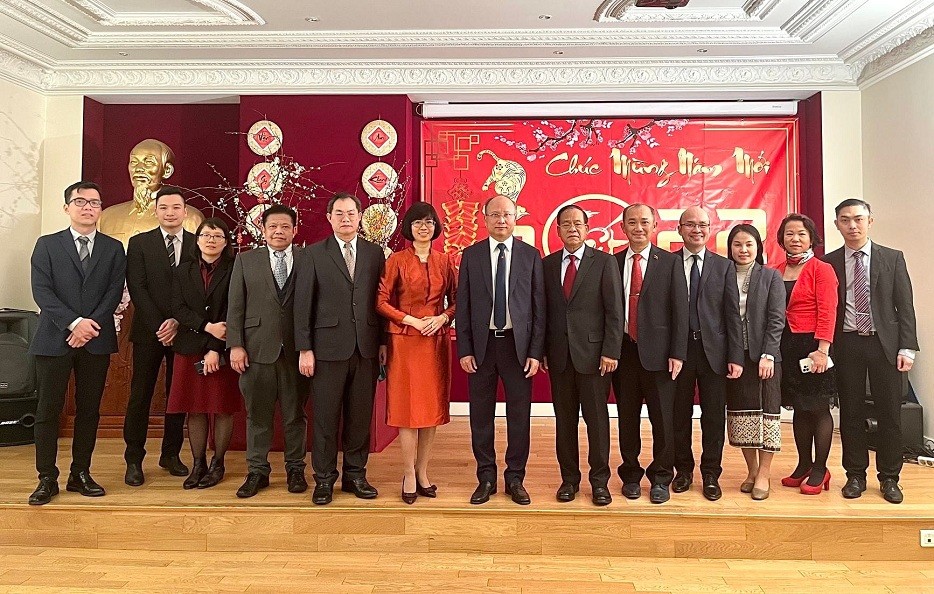 Vietnamese, Lao Ambassadors in France Discuss Cooperation Promotion in Tet Visit