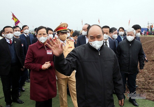 State President Attends Traditional New Year Ploughing Festival in Ha Nam