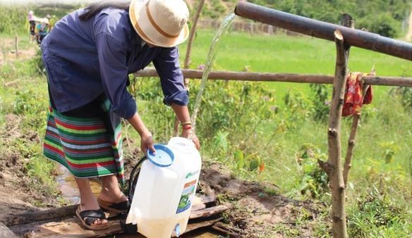 250 water buckets given to dak laks commune