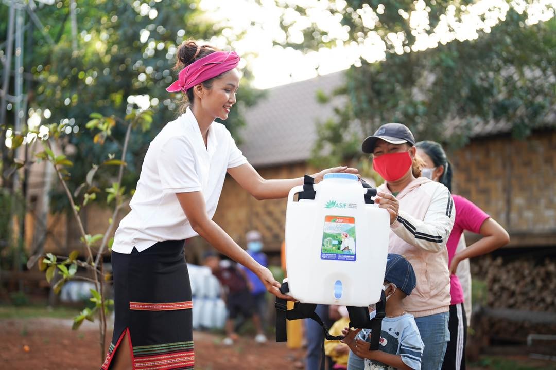 250 Baskets Fetching Water Given to Dak Lak's Commune