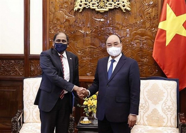 Vietnam's President Meets Singaporean, Egyptian Ambassadors