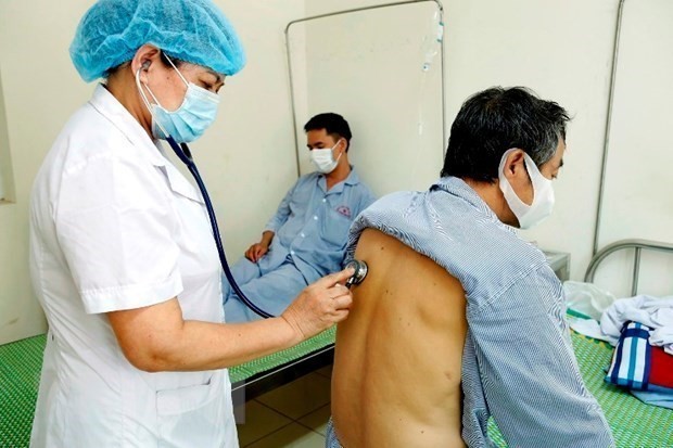 Treating TB patients (Photo: VNA