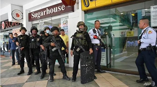 disgruntled former guard holds 30 people hostage in manila shopping mall