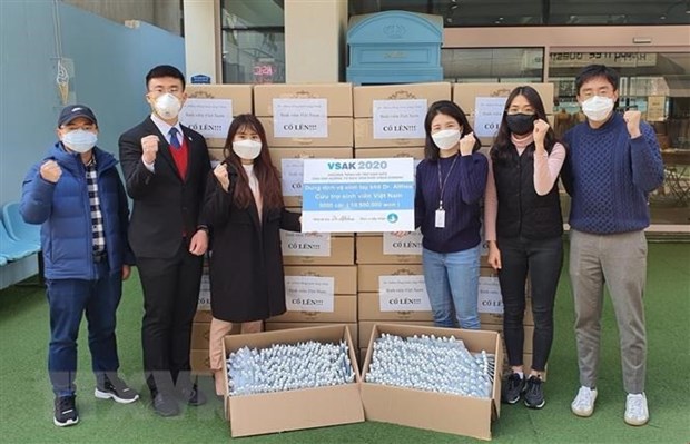 Vietnamese students in RoK support the fight against COVID-19
