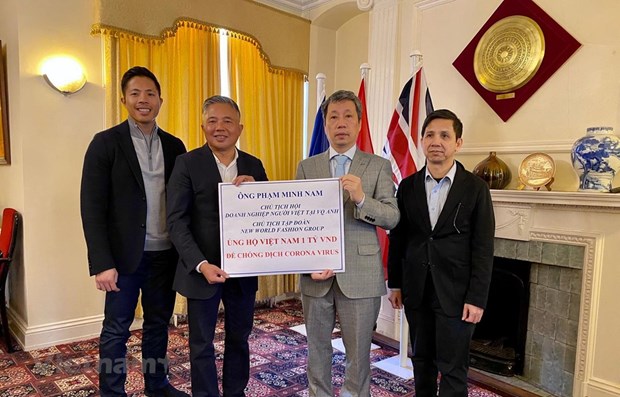 overseas vietnamese in uk presents over 43000 usd to aid covid 19 fight