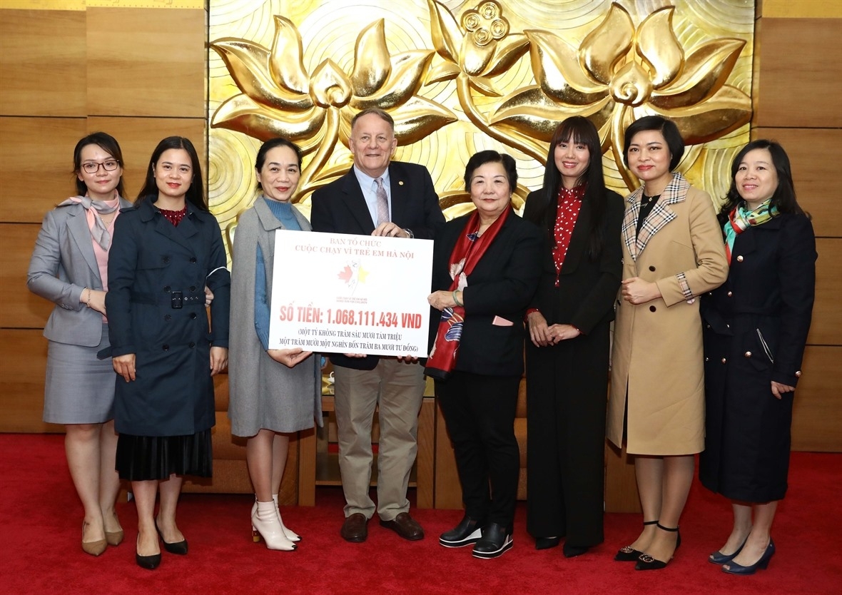 Fund raised from Hanoi Run for Children handed over to beneficiaries