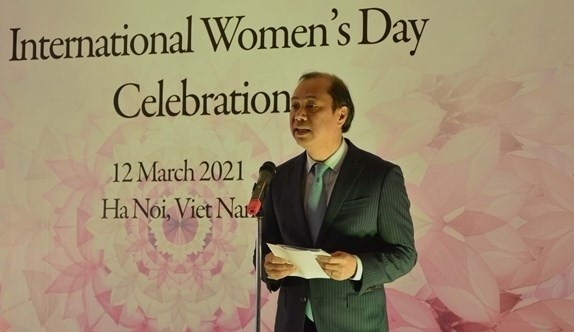 Female diplomats, representatives of international organisations, spouses of ambassadors gather in Hanoi