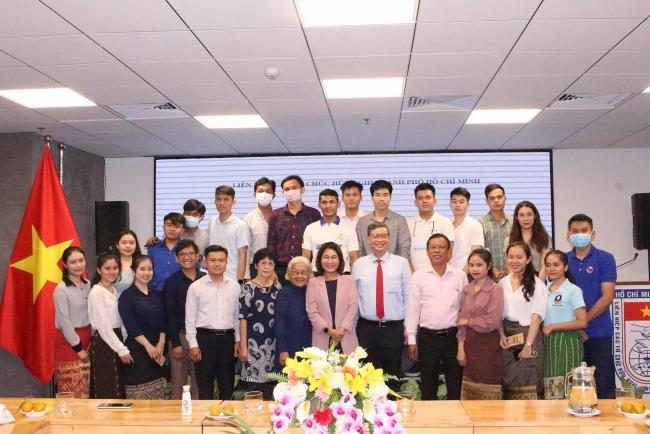 Gifts for boarding Lao, Cambodian students on occasion of Lunar New Year