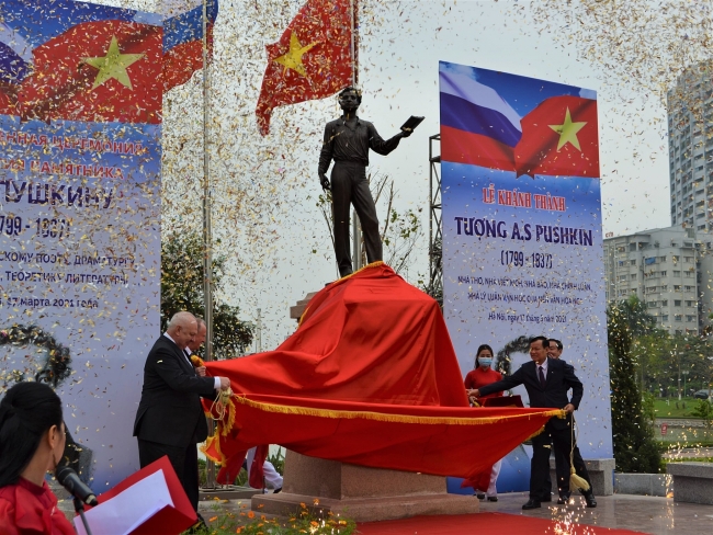 Famous Russian poet Pushkin's statue unveiled in Hanoi's park