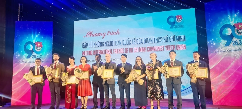 15 foreigners honoured for contributions to youth related affairs
