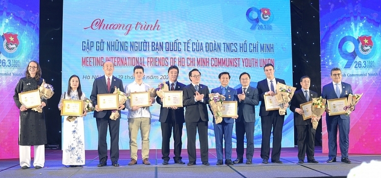 15 foreigners honoured for contributions to youth related affairs