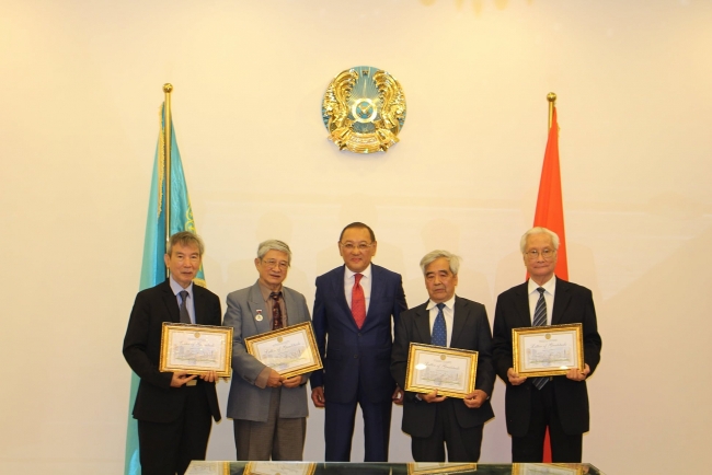 Vietnamese translators awarded Certificates of Merit from Kazakhstan ministry