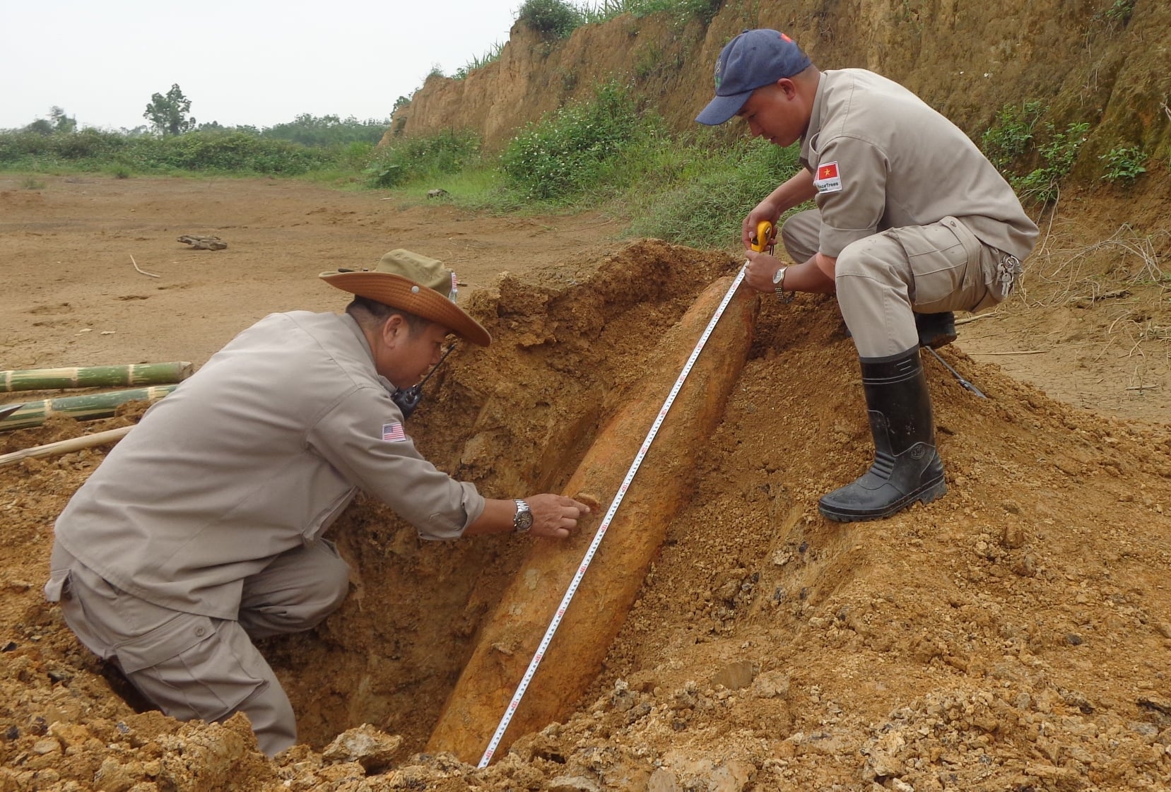 Safely remove a MK 82 aircraft bomb in Quang Binh