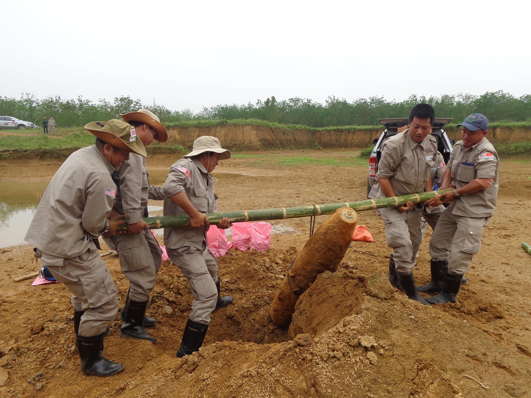 Safely remove a MK 82 aircraft bomb in Quang Binh
