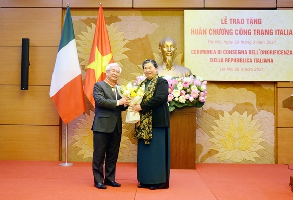Italy’s order of merit presented to vietnamese official