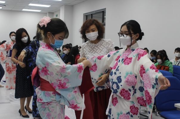 Vietnamese Girls Immerse in Japanese Culture and Experience Yukata