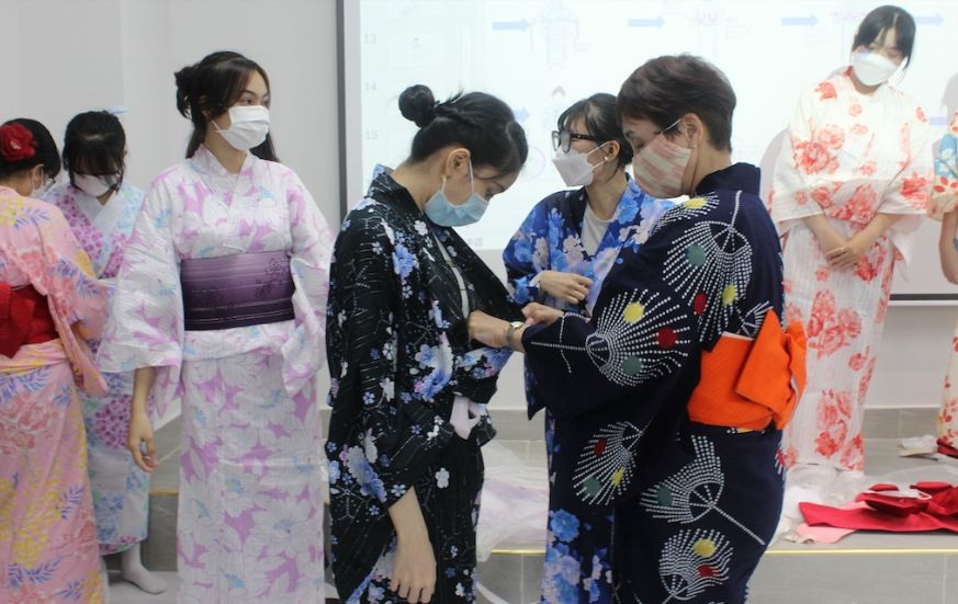 Vietnamese Girls Immerse in Japanese Culture and Experience Yukata