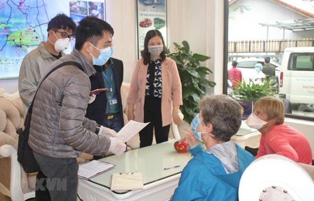 Foreigners unable to leave Vietnam due to COVID-19 allowed to extend temporary residence permit