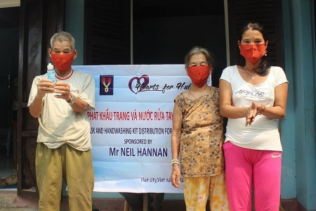 Thua Thien Hue: Facemasks and hand sanitizers distributed to poor households