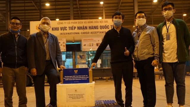 500 vietnamese manufactured covid 19 test kits arrived in indonesia