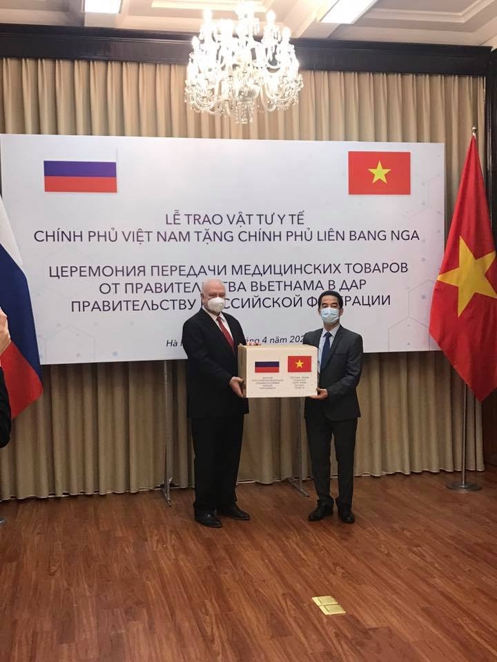 vietnam presents 150000 face masks to russia for covid 19 fight