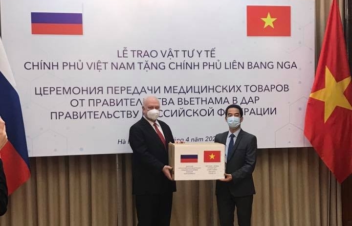 vietnam presents 150000 face masks to russia for covid 19 fight