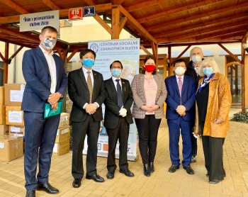 vietnamese community in czech unite in prevention and combat of covid 19 pandemic