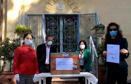 Vietnamese Embassy assists transportation of face masks to Italy