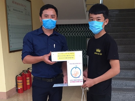 Vietnamese boy invents automatic hand-sanitizer machine to battle COVID-19