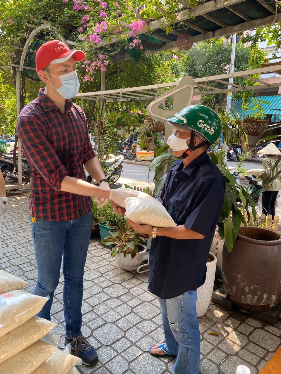 cancham vcf donate 5 tonnes of rice to 2000 families in need in hcm city