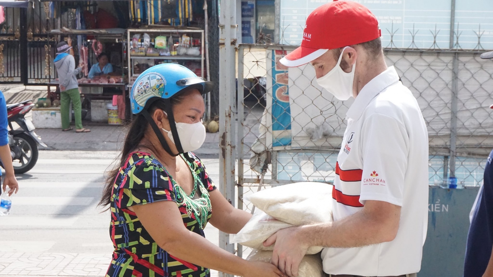 CanCham, VCF donate 5 tonnes of rice to 2,000 families in HCM city