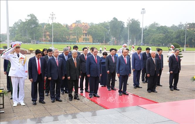 leaders pay tribute to president ho chi minh on national reunification day