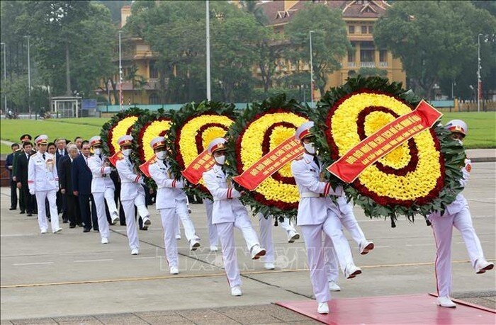 leaders pay tribute to president ho chi minh on national reunification day