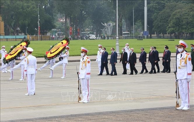 leaders pay tribute to president ho chi minh on national reunification day