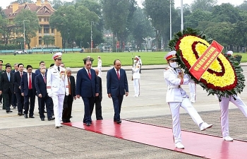leaders pay tribute to president ho chi minh on national reunification day