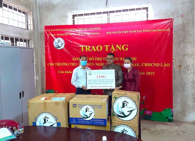 HCM City gifts USD 25,653 to Champasak Friendship Primary School