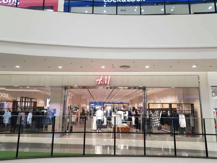 Close up photos: H&M stores in Vietnam after wave of boycott calls