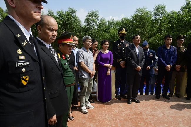 Vietnam, US commemorate personnel engaging in MIA search died in 2001 helicopter crash