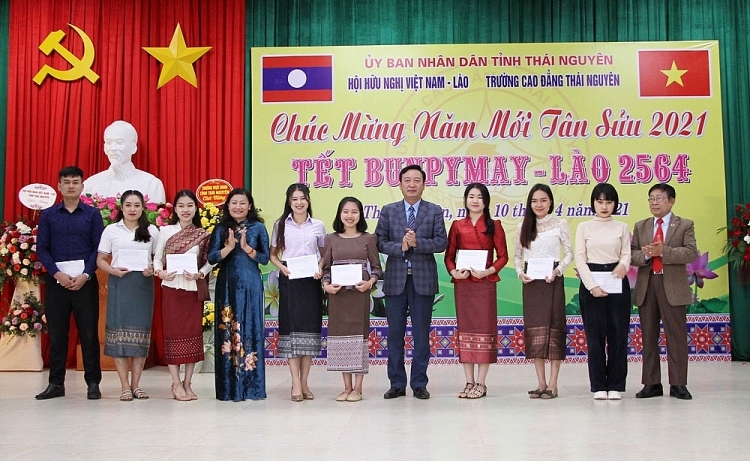 400 Lao students celebrate Bunpimay Festival in Vietnam
