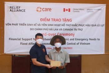 Lifesaving cash assistance to flood-affected locals in Quang Tri