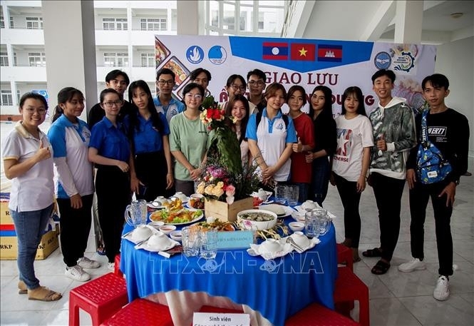 Gifts, scholarships given to Lao and Cambodian students at Kien Giang