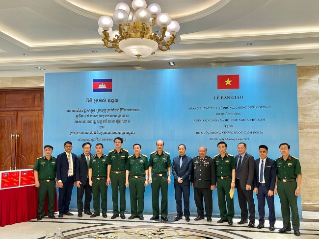 Vietnam's defense ministry presents medical supplies to Cambodia for COVID-19 fight