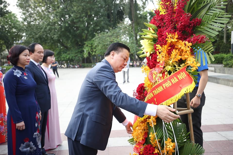 HAUFO, Hanoi's Vietnam-Russia Friendship Association lay memorial flowers at V.I.Lenin statue