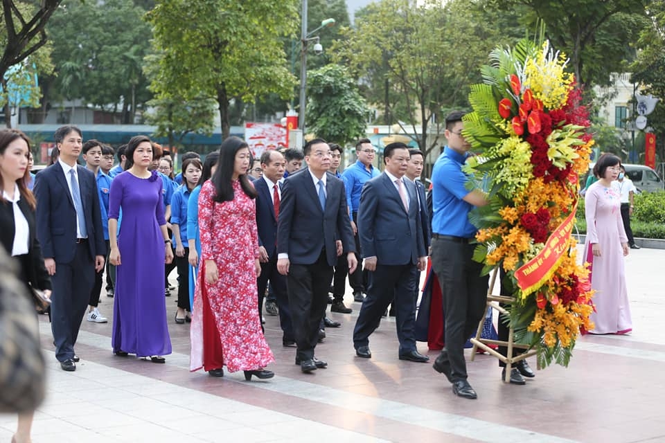 HAUFO, Hanoi's Vietnam-Russia Friendship Association lay memorial flowers at V.I.Lenin statue