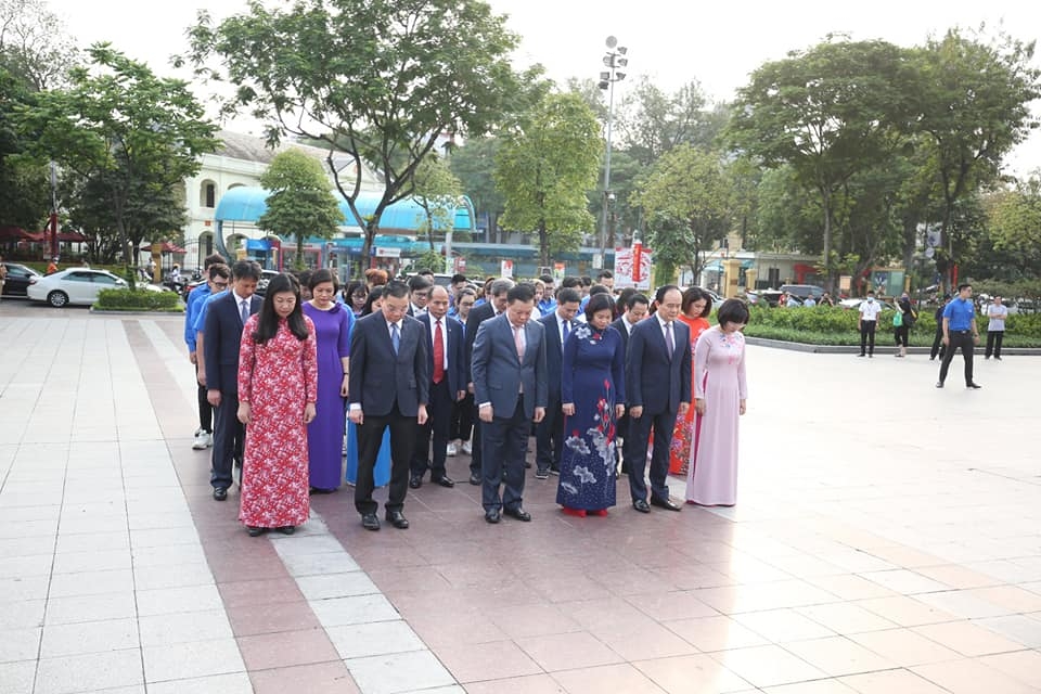 HAUFO, Hanoi's Vietnam-Russia Friendship Association lay memorial flowers at V.I.Lenin statue